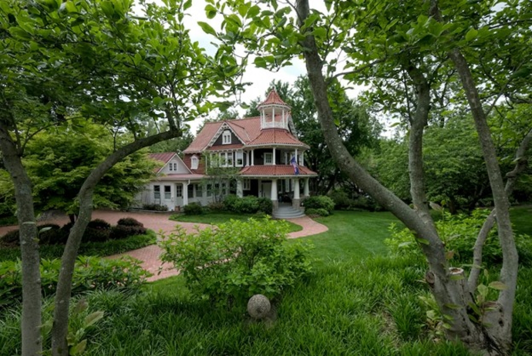 Photo of a Victorian era home in Cleveland Park; photo credit: Bonnie Jo Mount, Washington Post